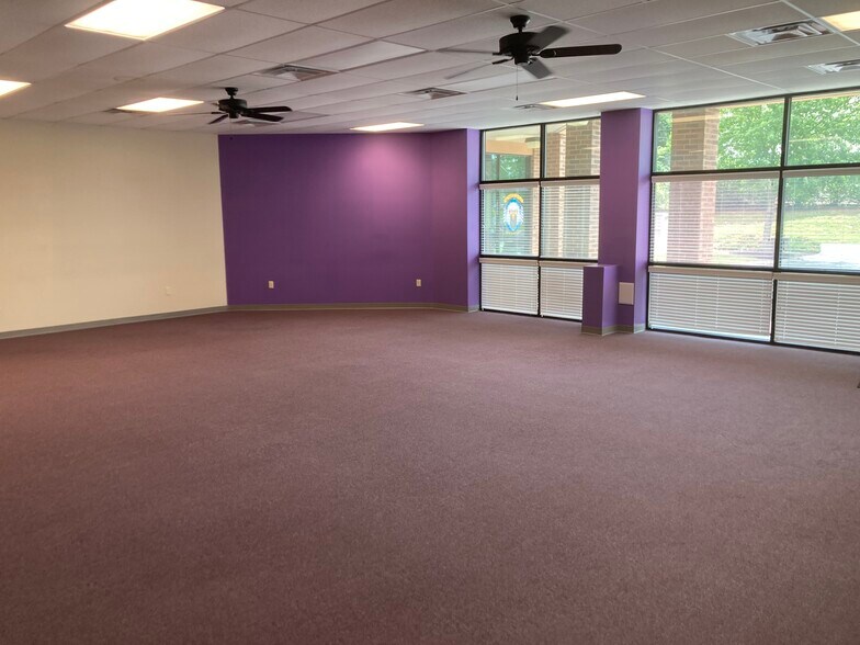 More Photos Of 1074 Pedigo Way, Bowling Green Storefront Retail Office For Lease