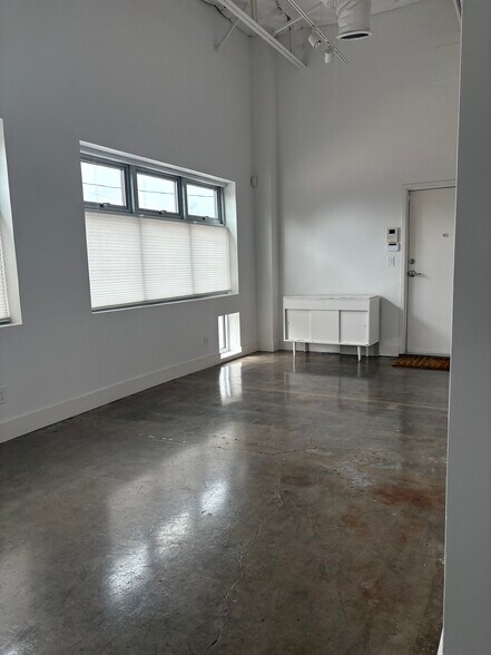 More Photos Of 2119-2133 Farrington St, Dallas Industrial For Sale