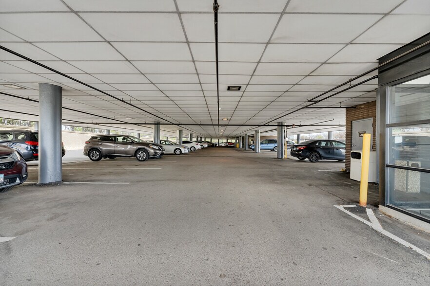 More Photos Of 800 Enterprise Dr, Oak Brook Office For Sale