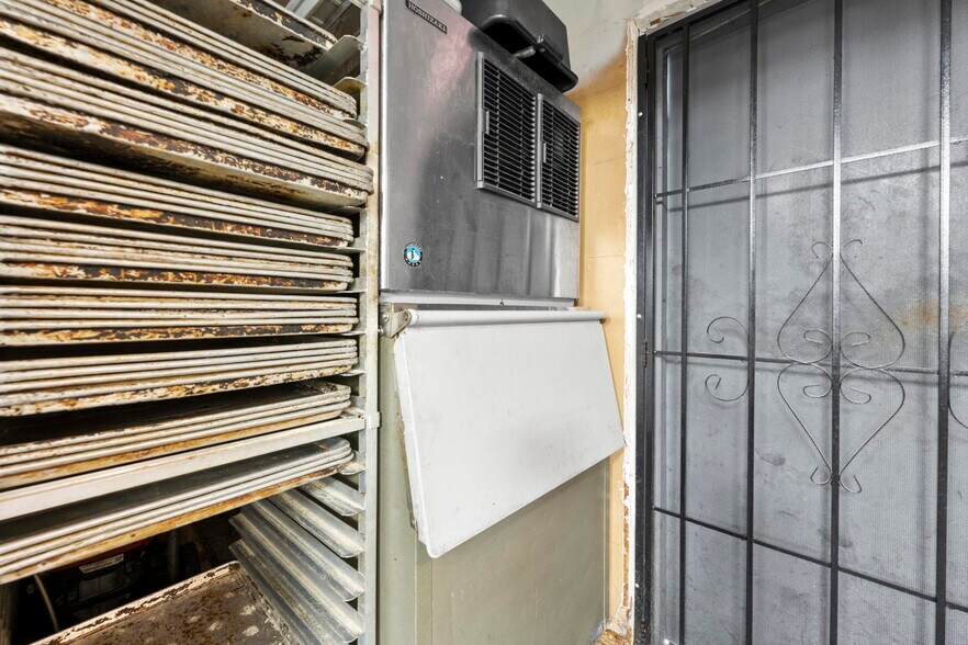 More Photos Of 7390 Shoal Line Blvd, Weeki Wachee Specialty For Sale