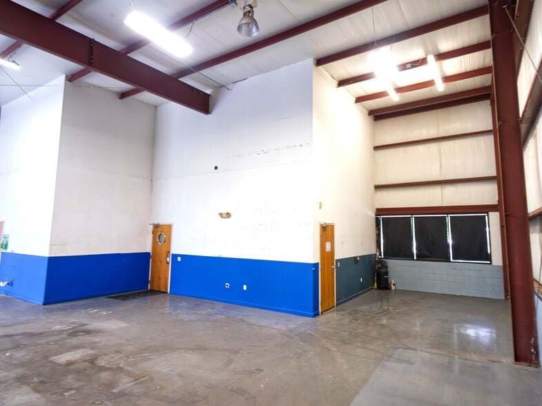 More Photos Of 402 Chairman Ct, DeBary Warehouse For Lease