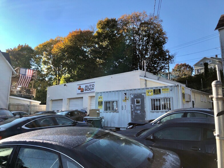 Primary Photo Of 582 Howe Ave, Shelton Auto Salvage Facility For Sale