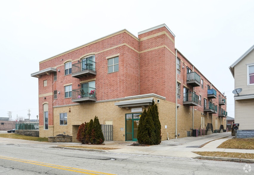 More Photos Of 920 Marquette Ave, South Milwaukee Apartments For Sale