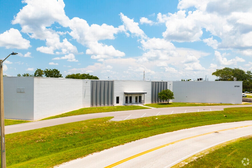 More Photos Of 9700-9704 Solar Dr, Tampa Warehouse For Lease