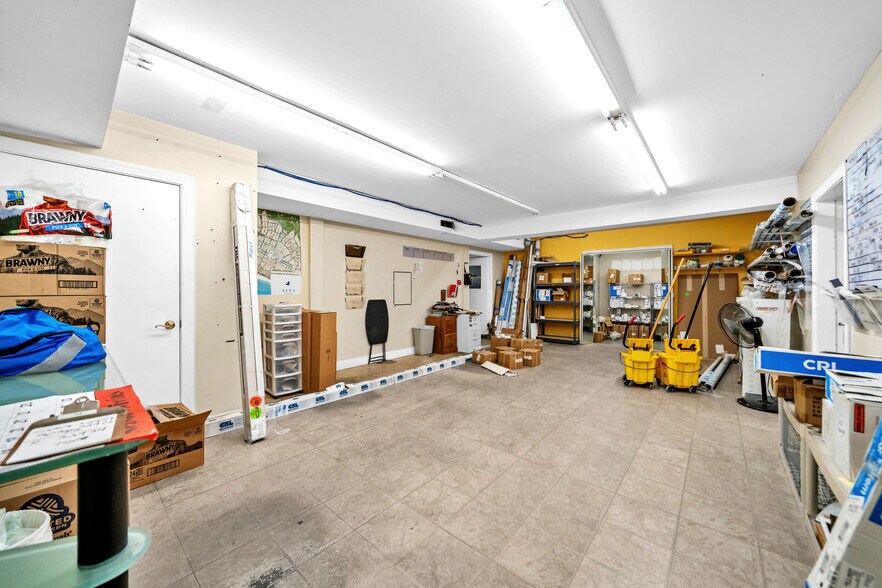 More Photos Of 639 Harbor Blvd, Destin Showroom For Lease
