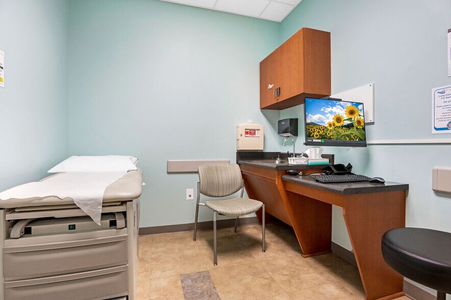 More Photos Of 4275 Western Blvd, Jacksonville Medical For Sale