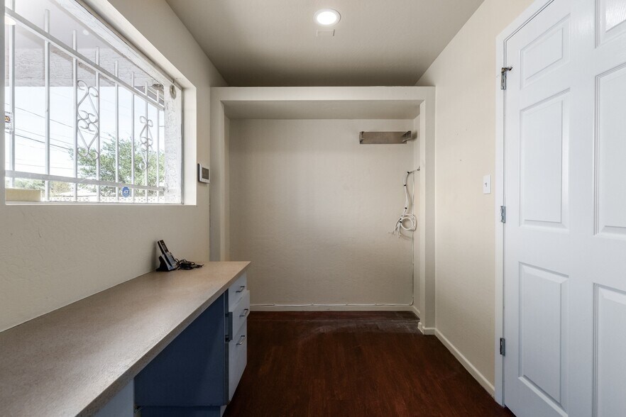 More Photos Of 2101 W Bethany Home Rd, Phoenix Office For Lease