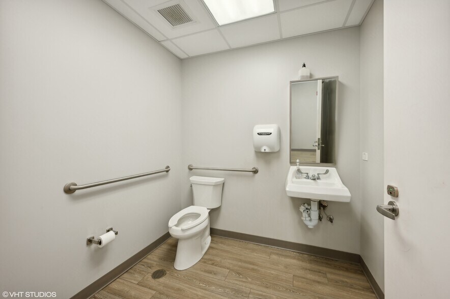 More Photos Of 2335 S Michigan Ave, Chicago Medical For Lease