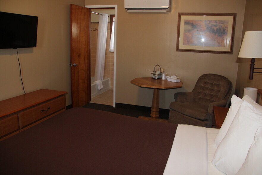 More Photos Of 115 N River St, Chamberlain Hotel For Sale