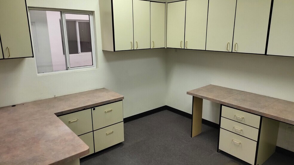 More Photos Of 303 Kansas Ave, Henderson Service For Lease