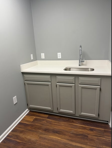 More Photos Of 1235 Boone Hill Rd, Summerville Flex For Lease