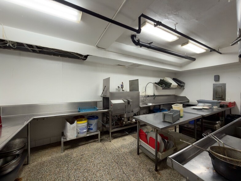 More Photos Of 8950 Laurel Canyon Blvd, Sun Valley Restaurant For Lease