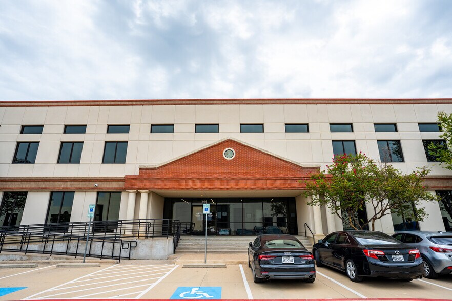 More Photos Of 6221 Riverside Dr, Irving Light Distribution For Lease