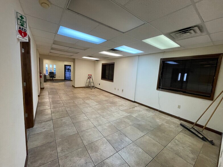 More Photos Of 2317-2319 Griffin Rd, Leesburg Warehouse For Lease