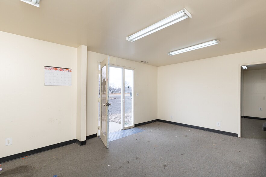 More Photos Of 1120 Chestnut St, Carlin Light Distribution For Sale