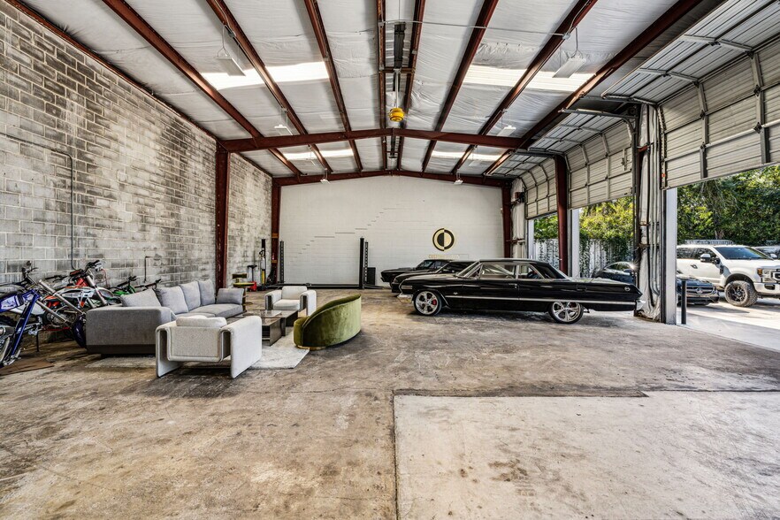 More Photos Of 5703-5705 Edgemoor Dr, Houston Warehouse For Sale