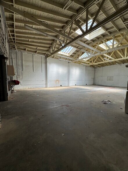 More Photos Of 6121 S Western Ave, Los Angeles Distribution For Lease