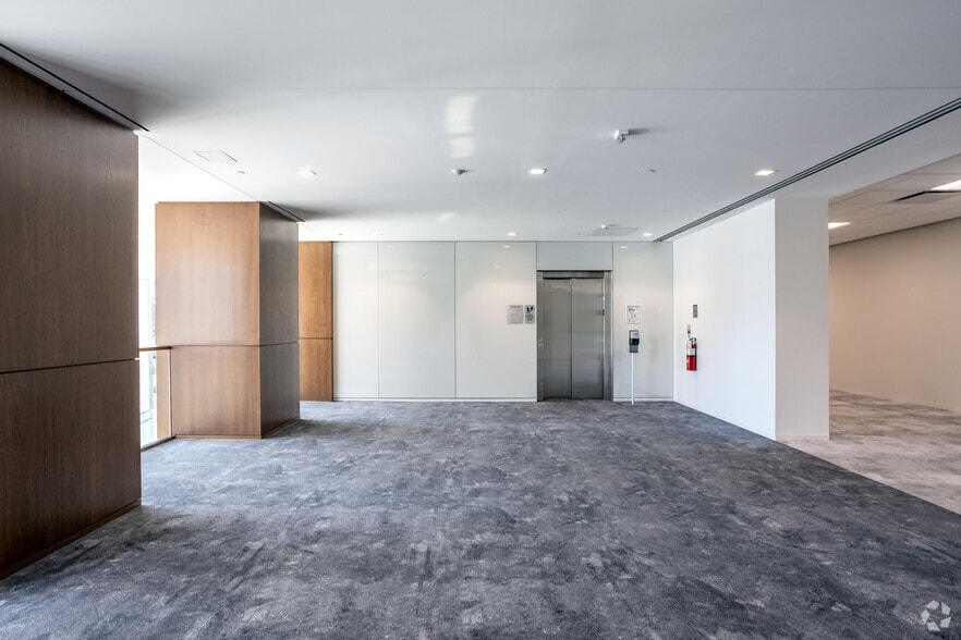 More Photos Of 401 McCullough Dr, Charlotte Office For Sale