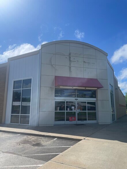 More Photos Of 202 S 2nd St, Porum Freestanding For Lease