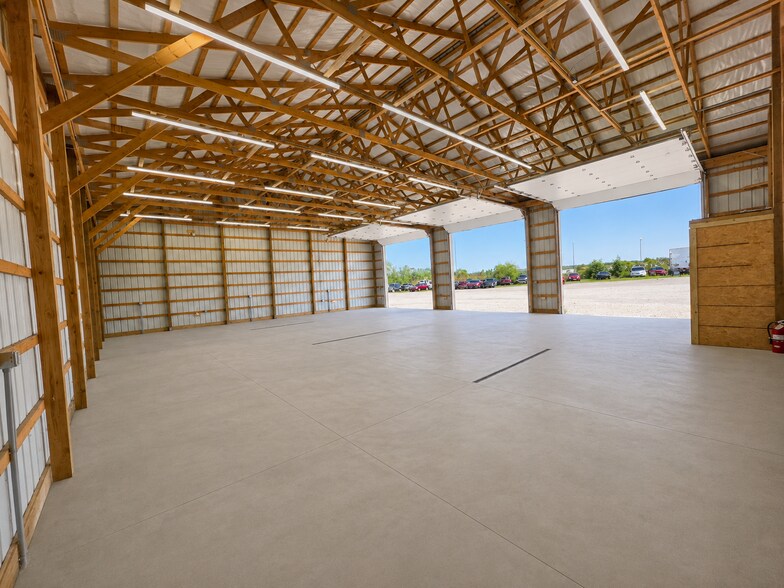 More Photos Of 10150 Avon Lake Rd, Burbank Industrial For Lease