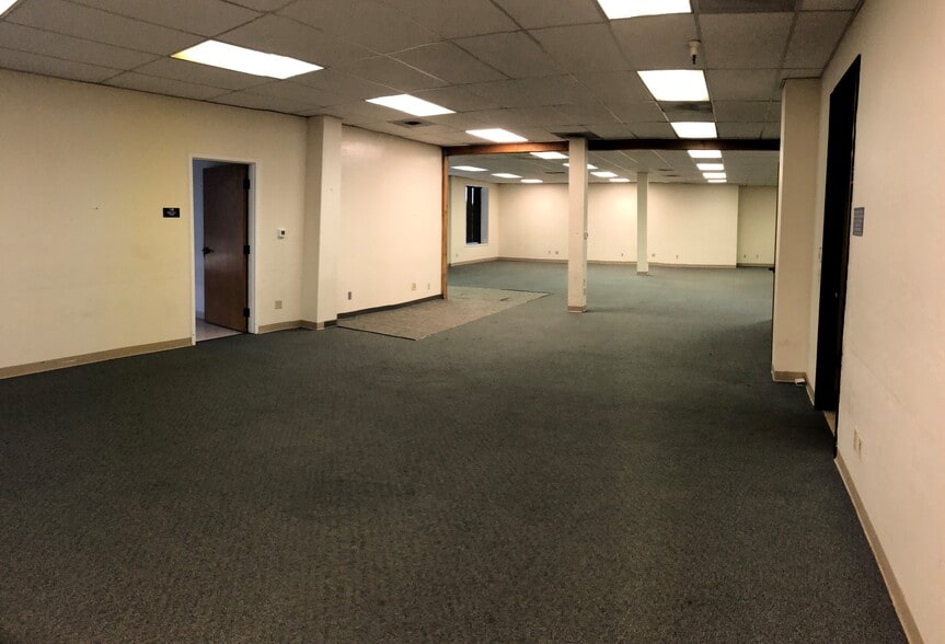 More Photos Of 7717 Edgewater Dr, Oakland Office For Sale
