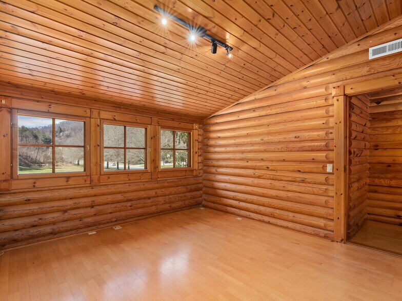 More Photos Of 1482 Russ Ave, Waynesville Office For Lease