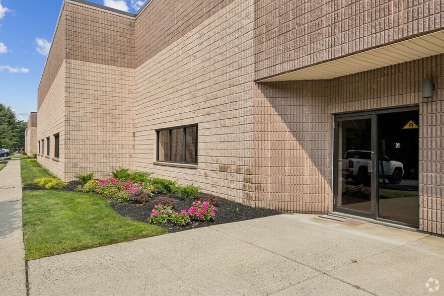 More Photos Of 600 Ryerson Rd, Lincoln Park Warehouse For Lease