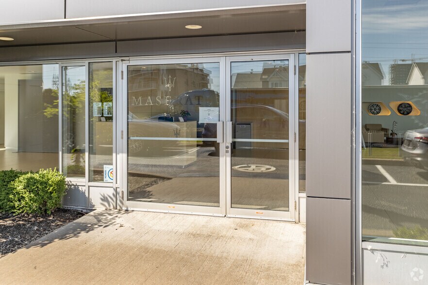 More Photos Of 1750 Boul Chomedey, Laval Auto Dealership For Lease