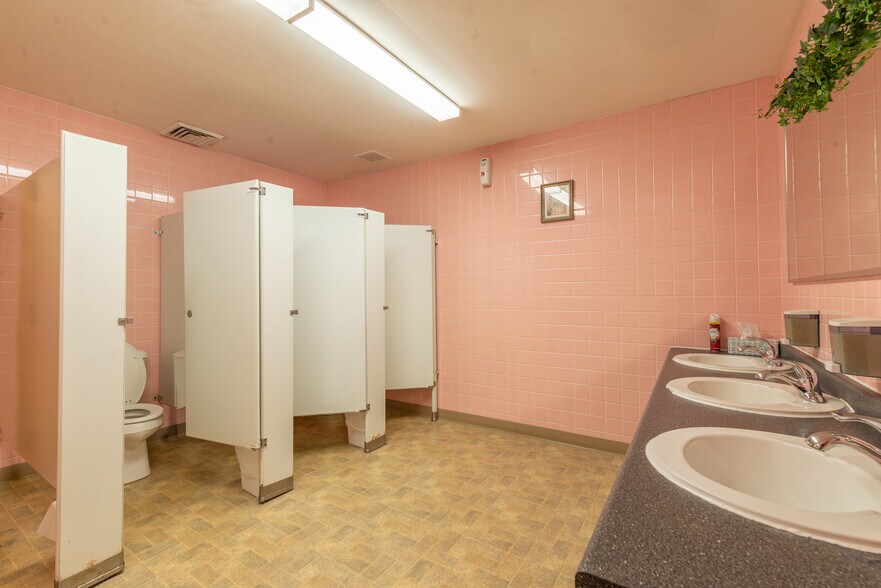 More Photos Of 210 W Spring St, Freeport Office For Sale