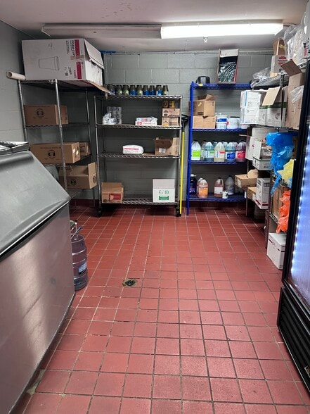 More Photos Of 300 Derby St, Salem Restaurant For Lease