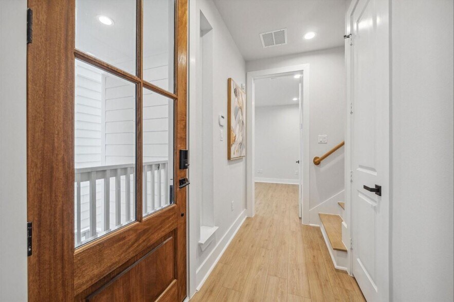 More Photos Of 1037 W 17th St, Houston Specialty For Sale