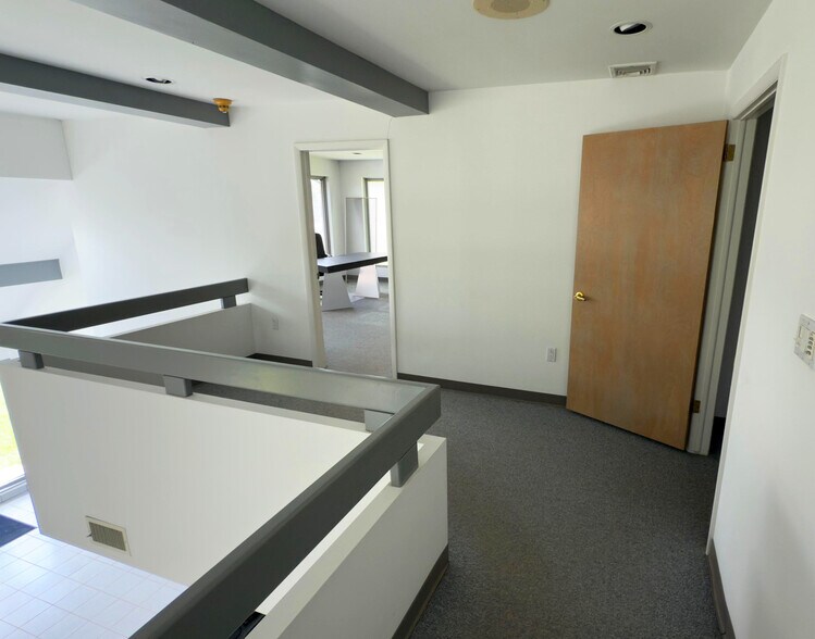 More Photos Of 121 Commercial Blvd, Blakeslee Office Residential For Lease