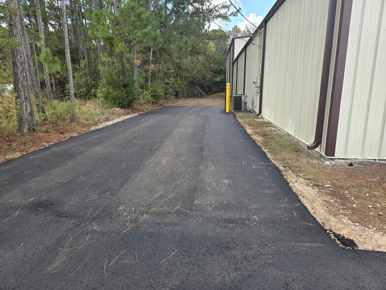 More Photos Of 3140 Lees Ln, Mobile Light Distribution For Sale