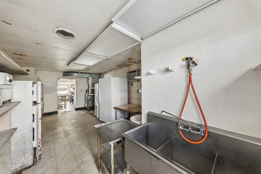 More Photos Of 201 Dearborn St, Hillsboro General Retail For Sale