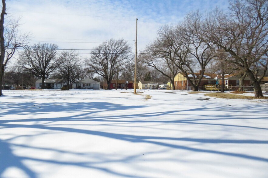 More Photos Of 1245 S Fabrique Dr, Wichita Flex For Sale