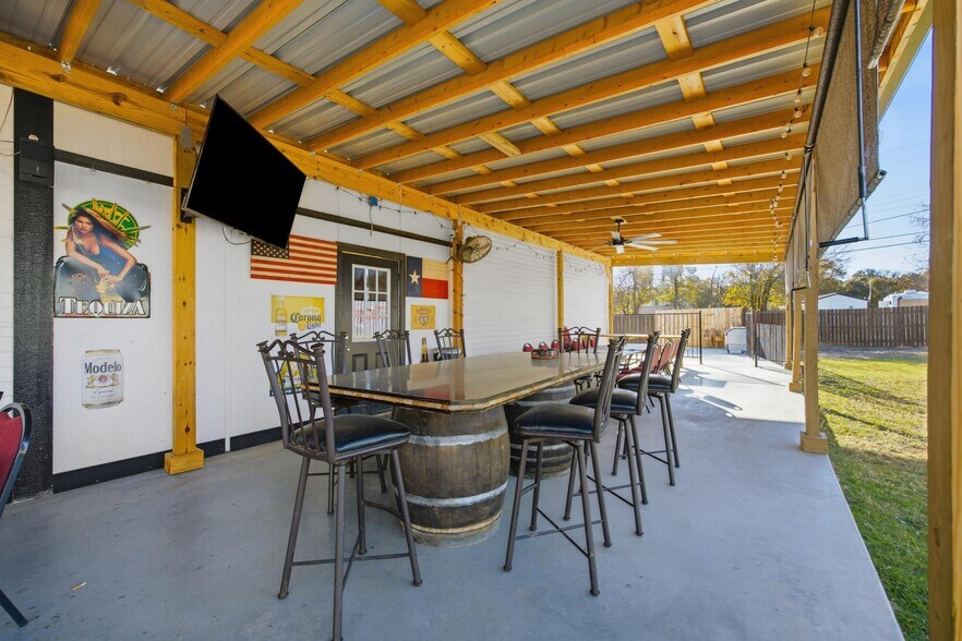 More Photos Of 9805 Jacksboro Hwy, Fort Worth Freestanding For Sale