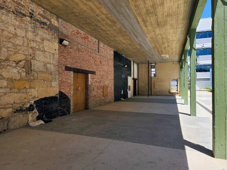 More Photos Of 333-341 W Commerce St, San Antonio Storefront For Lease