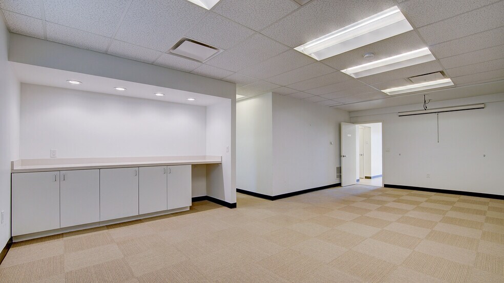 More Photos Of 2 Kings Hwy, Middletown Medical For Lease