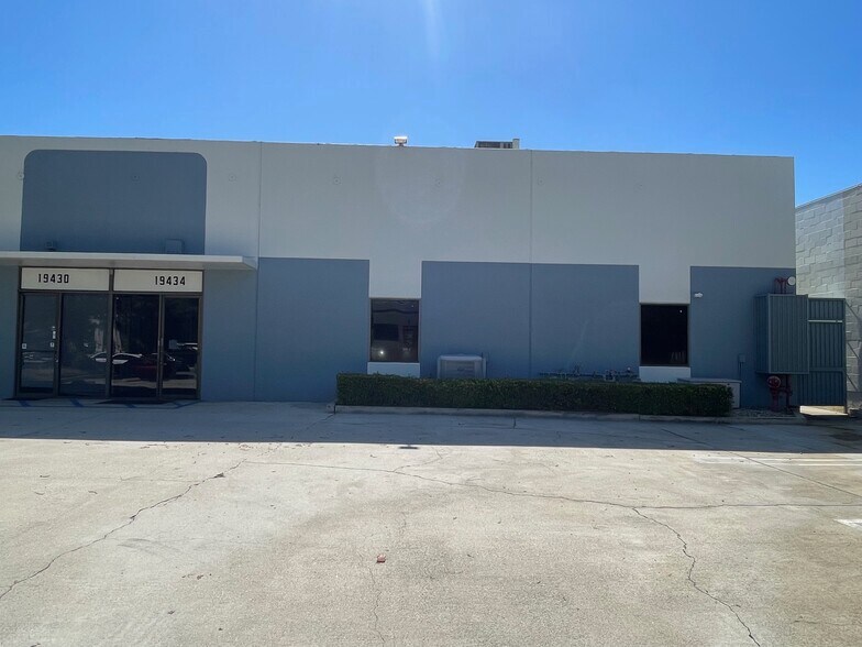 More Photos Of 19428-19434 Business Center Dr, Northridge Warehouse For Lease