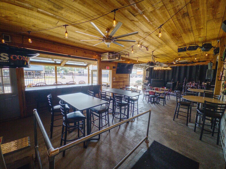 More Photos Of 114 E 5th St, Wahoo Bar For Sale