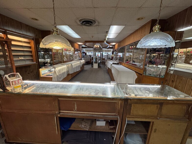 More Photos Of 623 S Kansas Ave, Topeka Storefront Retail Office For Sale