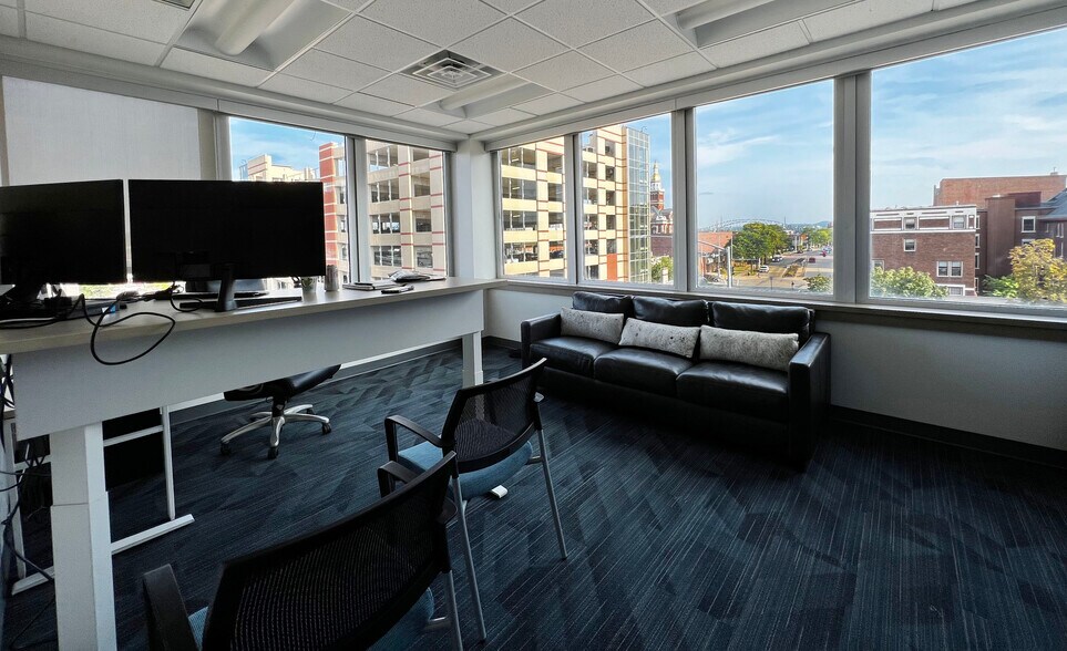 More Photos Of 131 W 10th St, Dubuque Medical For Lease