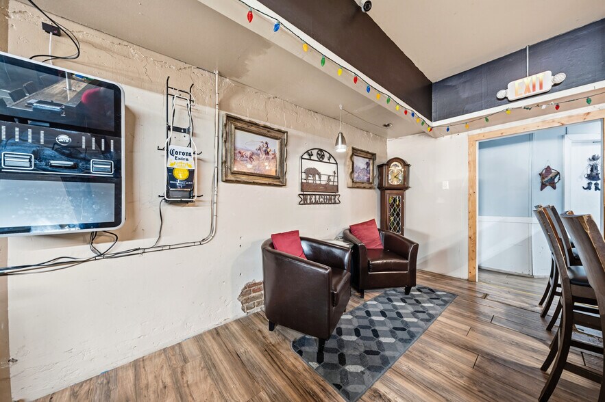 More Photos Of 106 E Elm St, Hillsboro Specialty For Sale