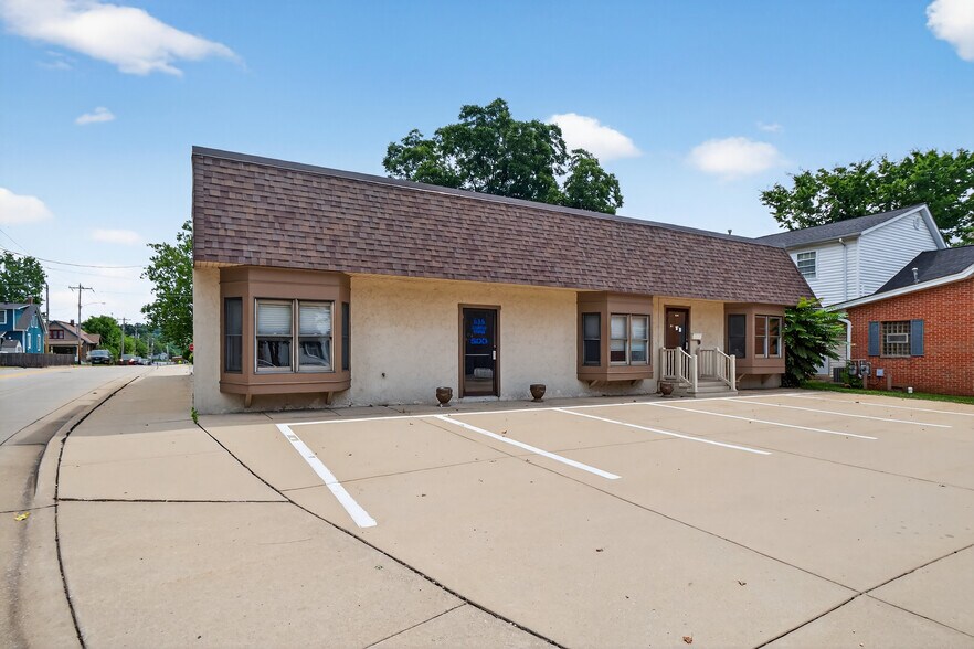 More Photos Of 638 Main St, Columbia Office For Sale