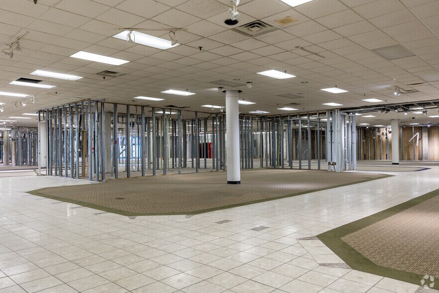 More Photos Of 1995 Southlake Mall, Merrillville Department Store For Sale