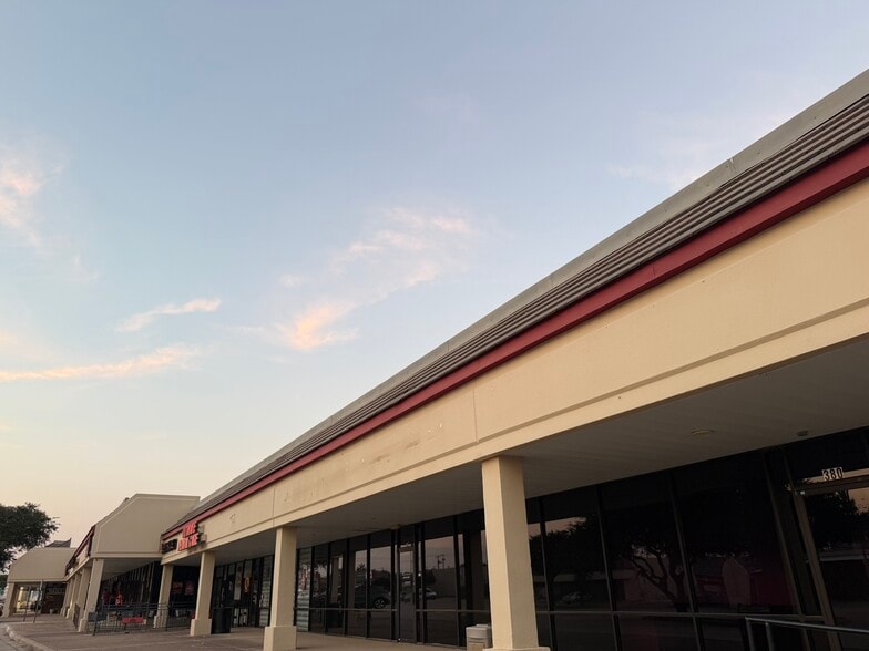 More Photos Of 910 W Parker Rd, Plano Unknown For Lease