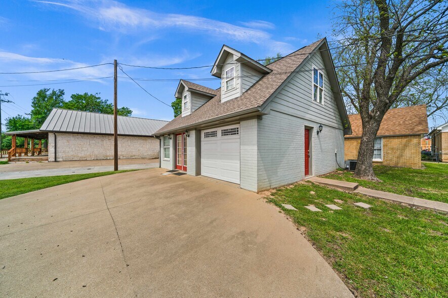 More Photos Of 209 S Main St, Lindale Loft Creative Space For Lease