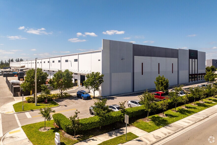 More Photos Of 3980 W 104th St, Hialeah Distribution For Lease