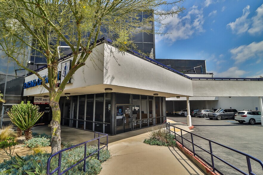 More Photos Of 17323 Ventura Blvd, Encino Office For Lease