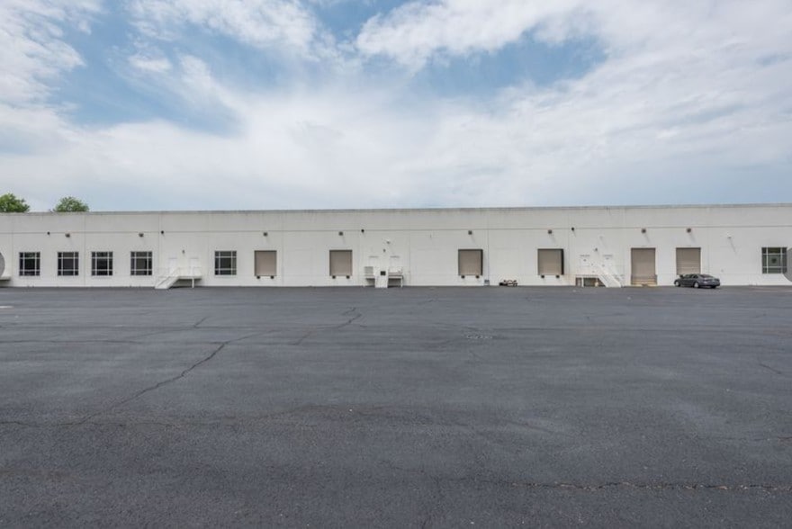 More Photos Of 4170 Lafayette Center Dr, Chantilly Light Distribution For Lease